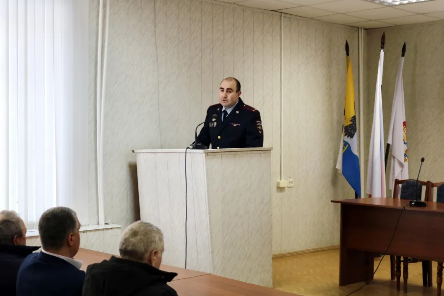Руководитель Воротынской полиции встретился с работниками администрации с целью предупреждения мошеннических действий
