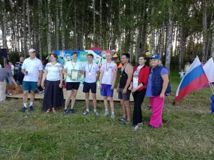 Молодежь играет в волейбол