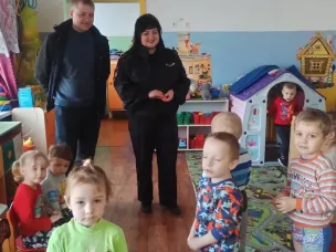 Сотрудники ОГИБДД напомнила детям правила поведения юного пешехода