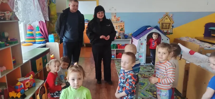 Сотрудники ОГИБДД напомнила детям правила поведения юного пешехода