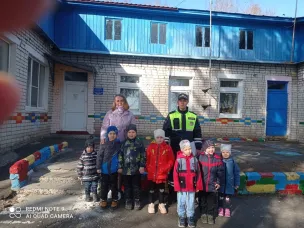 Инспектор ДПС ОГИБДД провел встречу с воспитанниками Отарского детского сада "Колосок
