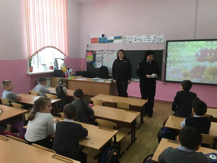 Сотрудники полиции провели профилактические беседы с учениками МБОУ Спасской средней школы