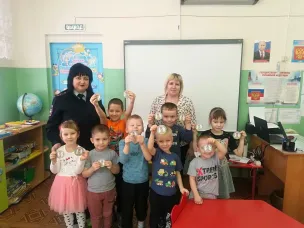 Сотрудники ОГИБДД совместно с членом Общественного совета провели викторину под названием «Знатоки правил дорожного движения»